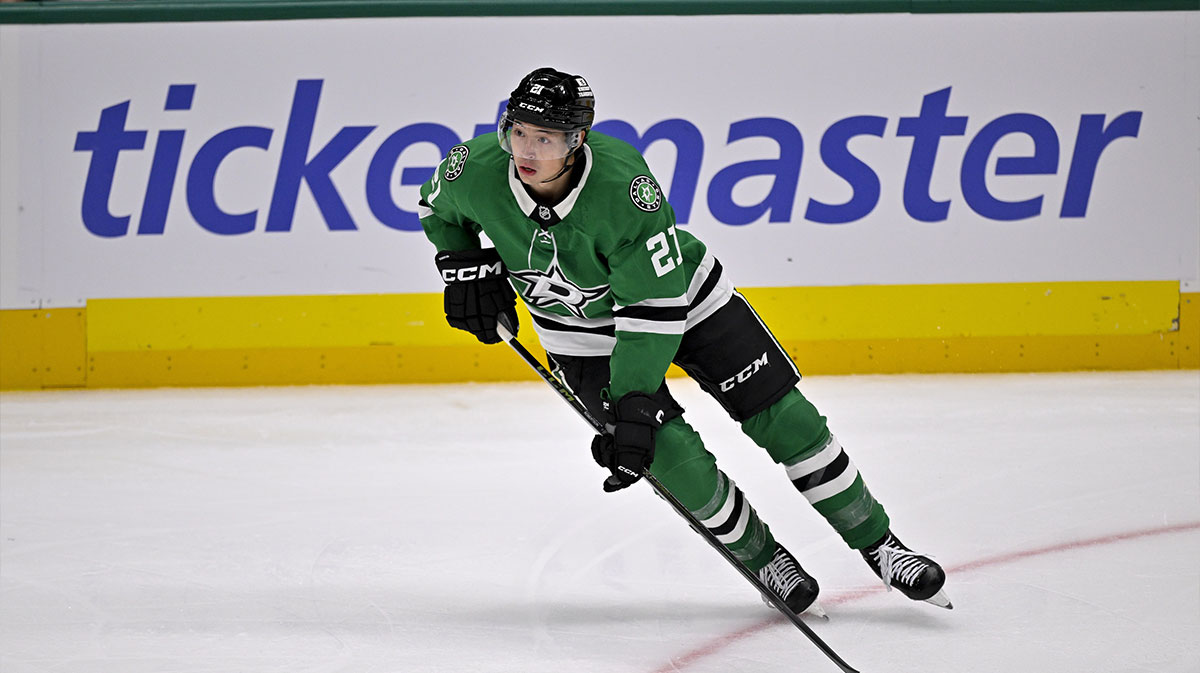 Dallas Stars left wing Jason Robertson (21) skates against the Washington Capitals during the game between the Stars and the Capitals at the American Airlines Center