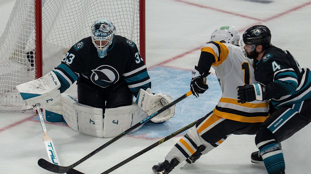 Nick Leddy makes a play