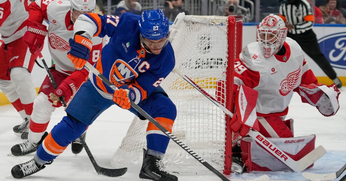Islanders dominate Red Wings behind Heineman's two goals