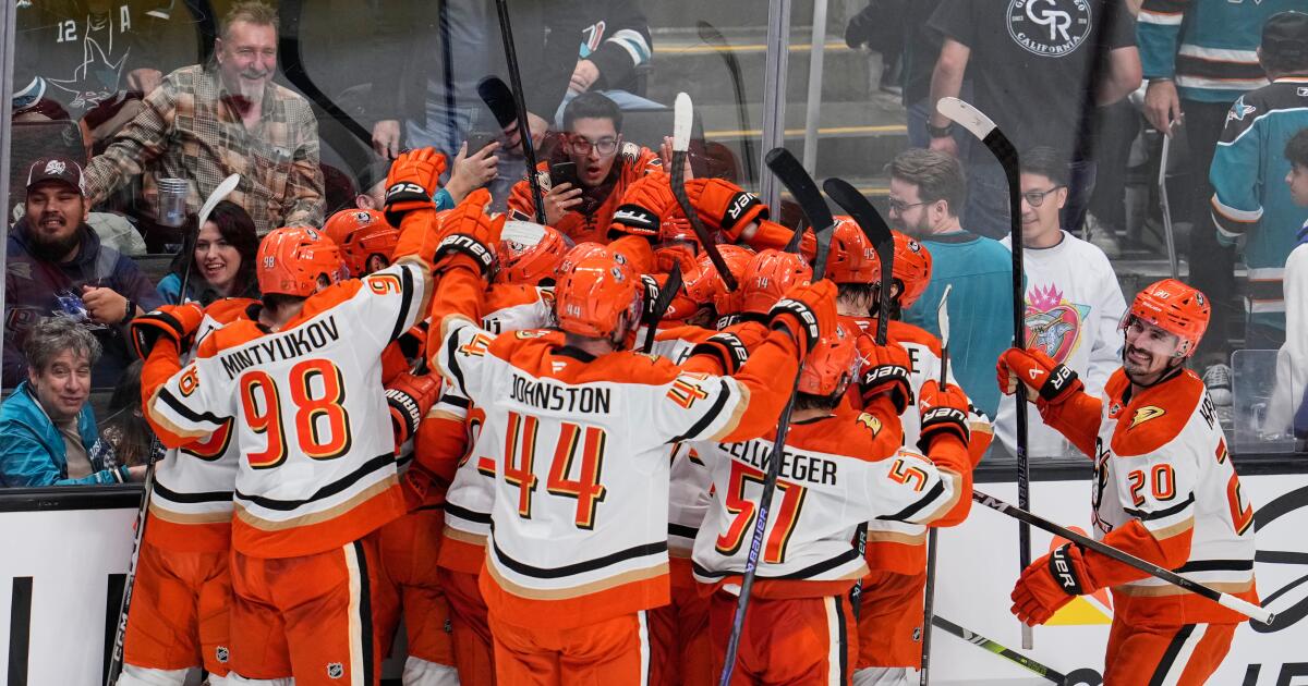 Leo Carlsson scores in overtime as Ducks beat Sharks in a stunner