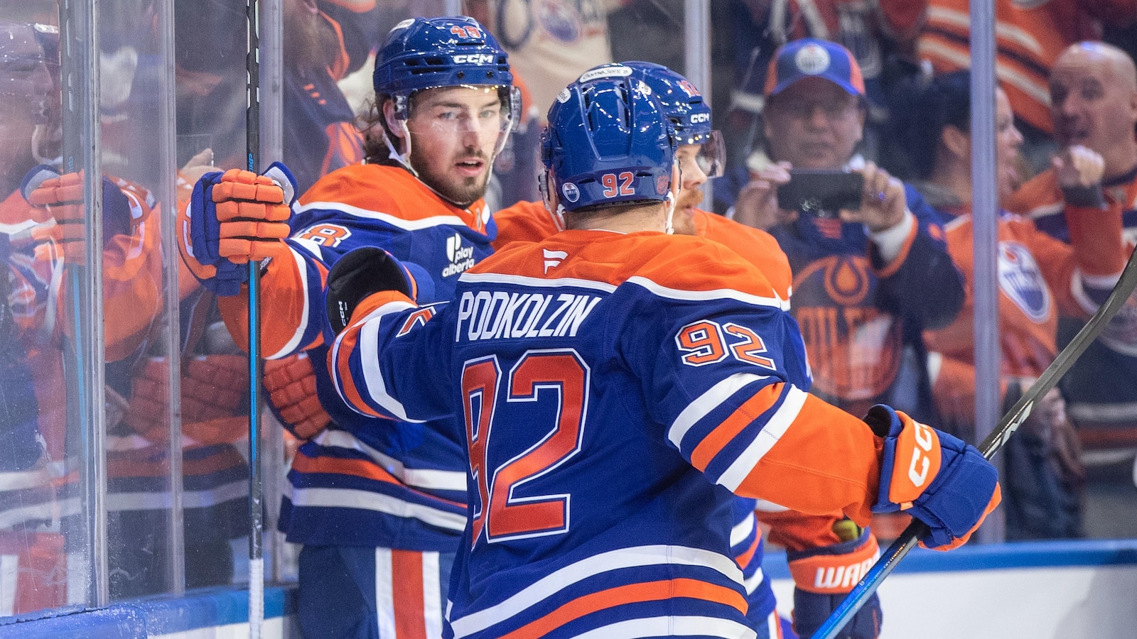 Philp, Mangiapane score in 2nd period as Oilers beat Canucks 3-1