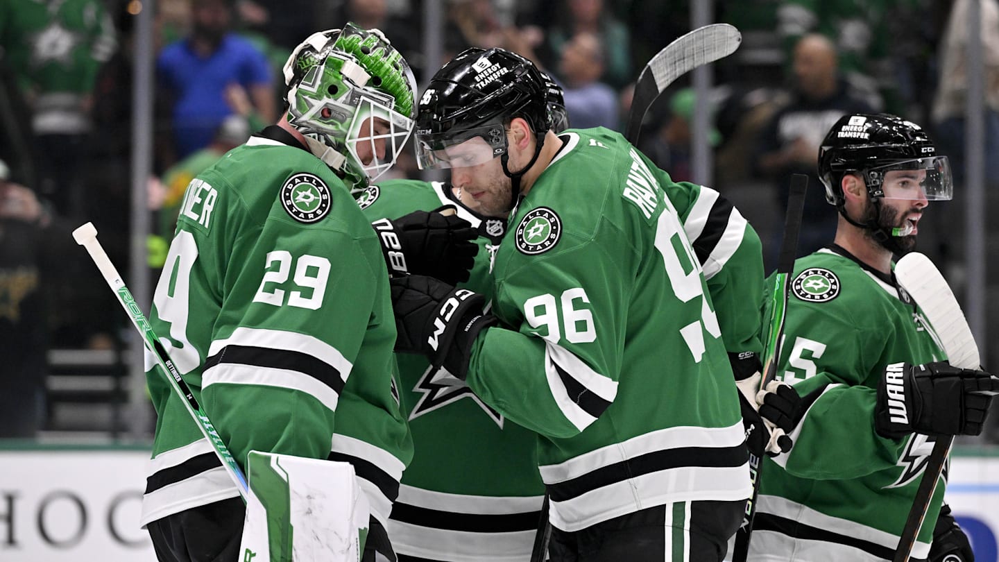 Nov 15, 2025; Dallas, Texas, USA; Dallas Stars goaltender Jake Oettinger (29) and right wing Mikko Rantanen (96) celebrate the victory over the Philadelphia Flyers at the American Airlines Center. Mandatory Credit: Jerome Miron-Imagn Images