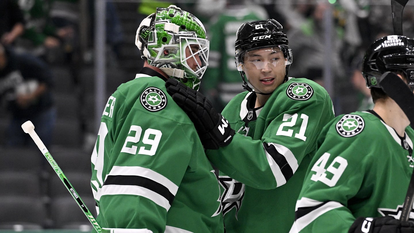 Nov 15, 2025; Dallas, Texas, USA; Dallas Stars goaltender Jake Oettinger (29) and left wing Jason Robertson (21) celebrate the victory over the Philadelphia Flyers at the American Airlines Center. Mandatory Credit: Jerome Miron-Imagn Images