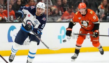 Sennecke, Carlsson each score twice in surging Ducks' 7th straight win, 4-1 over Jets