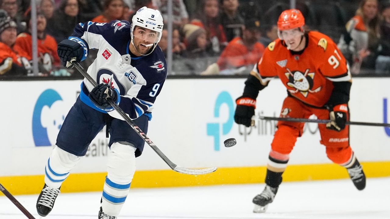 Sennecke, Carlsson each score twice in surging Ducks' 7th straight win, 4-1 over Jets