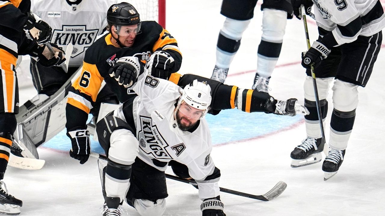 Fiala breaks tie with 500th NHL point, Kings open 6-game trip with 3-2 win over Penguins