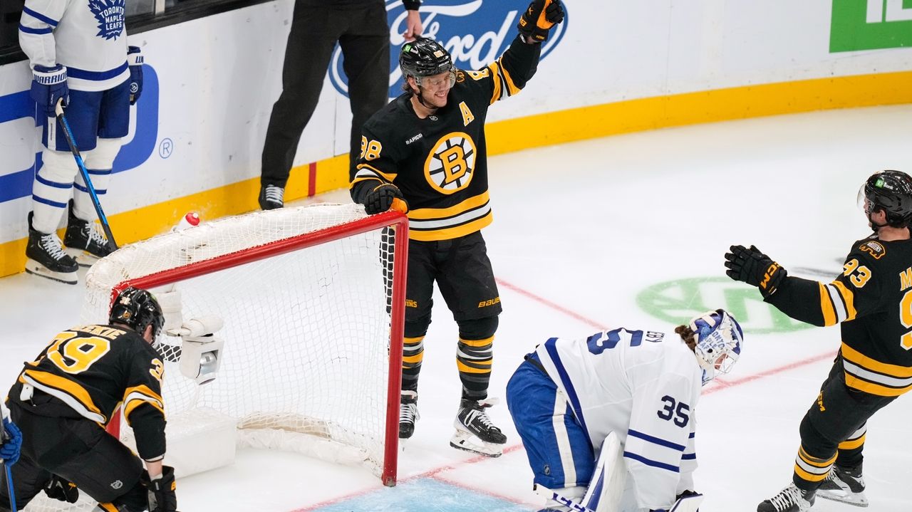 Pastrnak scores twice, hits 400-goal milestone as Bruins beat Maple Leafs