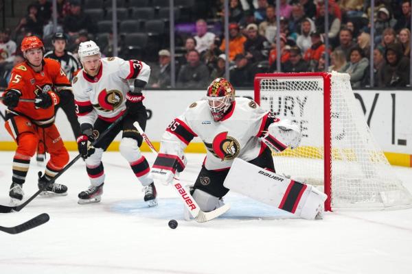 Senators score late to hand Ducks rare home loss
