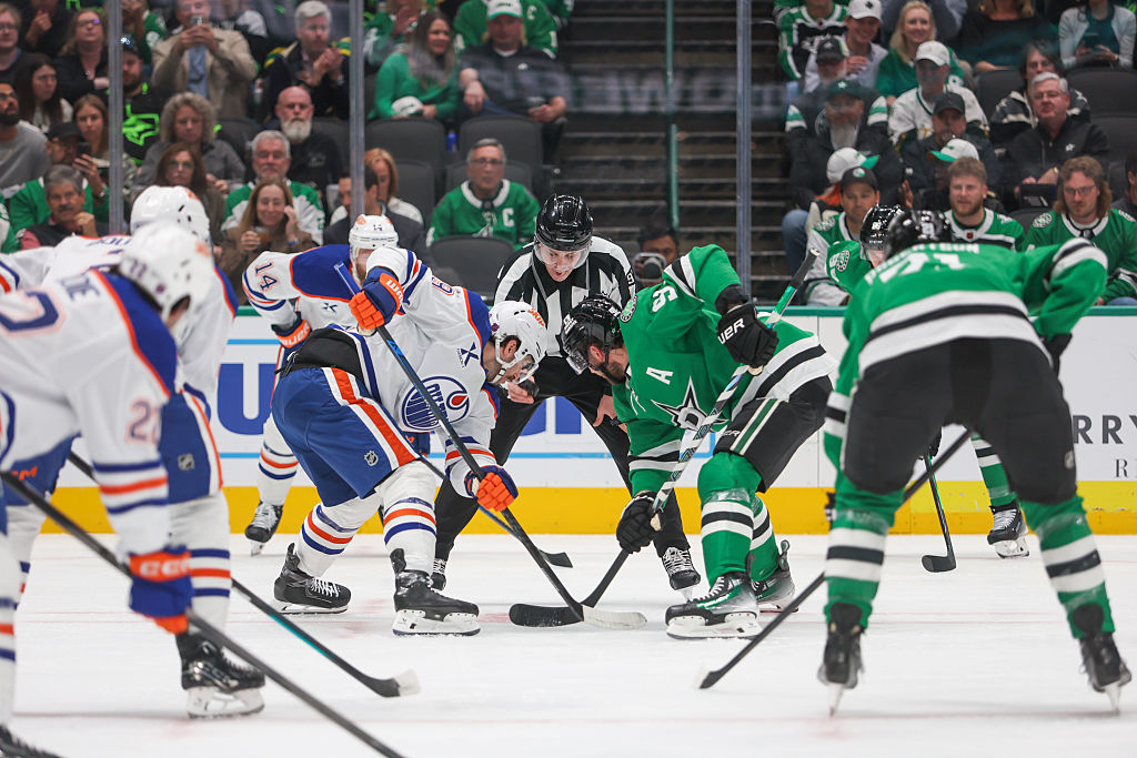 DALLAS, TX - NOVEMBER 04: Players await a face-off during the game between the Dallas Stars and Edmonton Oilers on November 4, 2025 at American Airlines Center in Dallas, TX. (Photo by George Walker/Icon Sportswire via Getty Images)