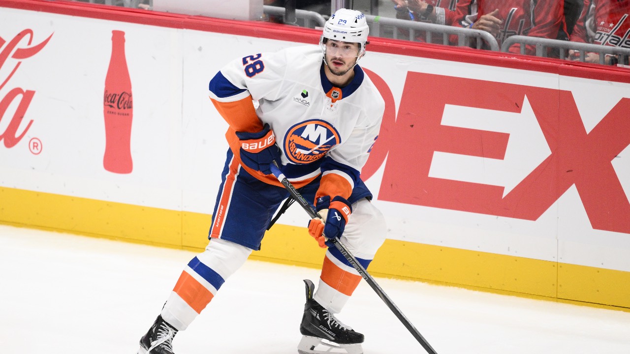 Islanders' Alexander Romanov out five to six months with shoulder injury