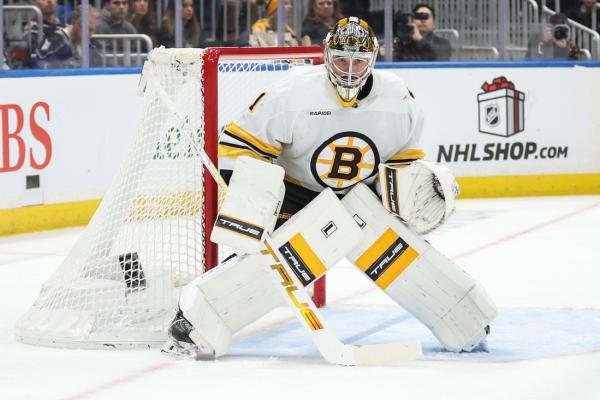 Jeremy Swayman stops 44 shots as Bruins sweep Islanders