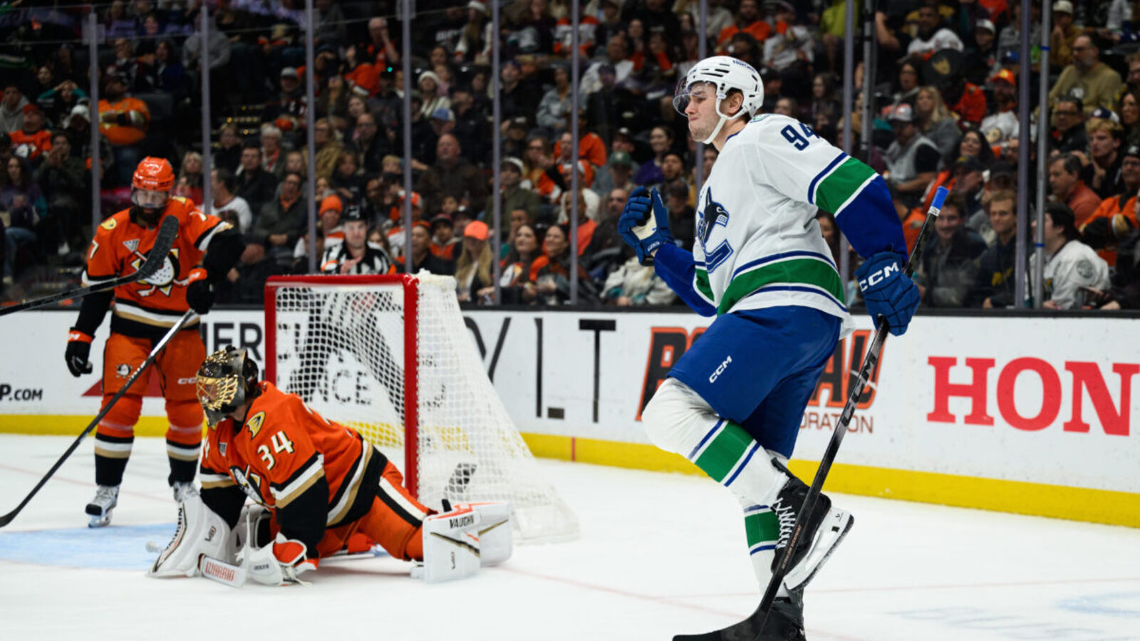 Canucks Defeat Ducks 5-4 in Fast-Paced Pacific Division Battle