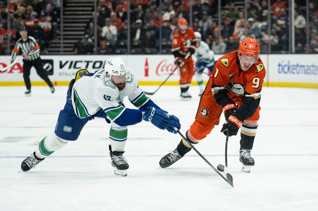 Ducks edged by Canucks on a pair of late goals – Redlands Daily Facts