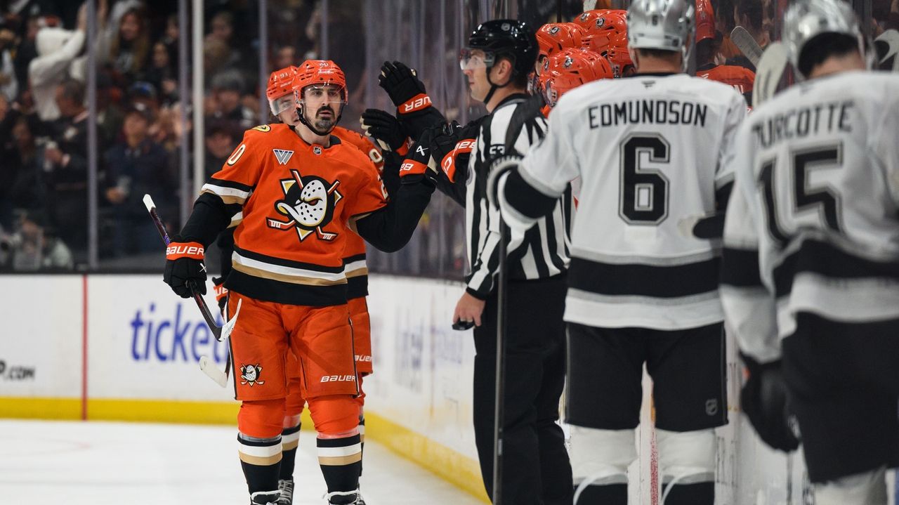 Carlsson scores late in regulation, Ducks rally for 5-4 shootout win over Kings