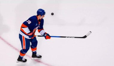 Men's Hockey Alum Mitchell '23 Makes NHL Debut with Islanders
