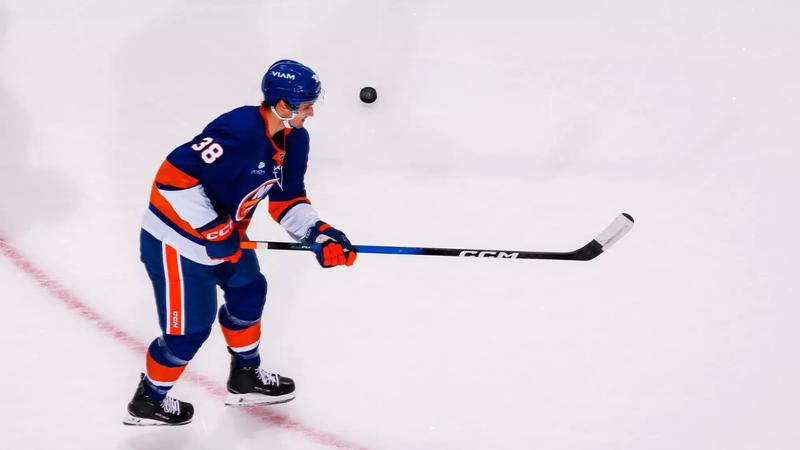 Men's Hockey Alum Mitchell '23 Makes NHL Debut with Islanders
