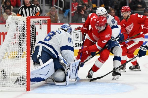 Lightning double up Red Wings, extend win streak to six