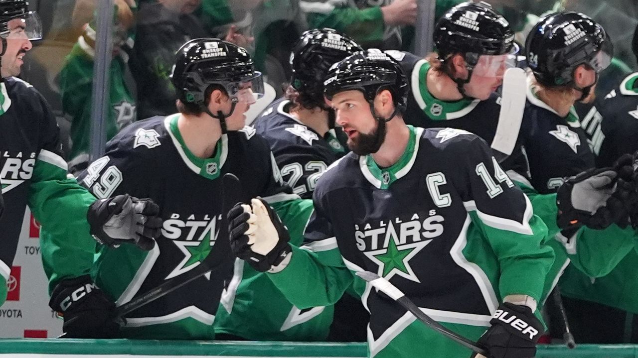 Johnston's power-play goal pushes Stars past Mammoth 4-3