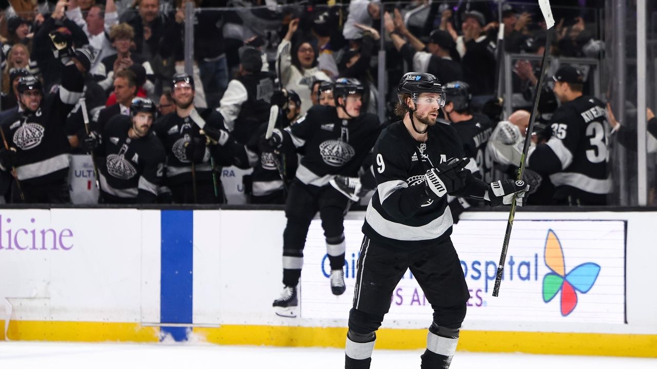 Kempe scores in overtime, Forsberg makes 19 saves in Kings' 2-1 win over Canucks