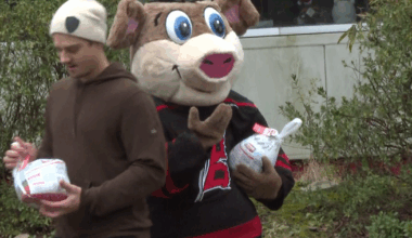 Hurricanes players team up with Triangle food banks to distribute Thanksgiving meals :: WRAL.com