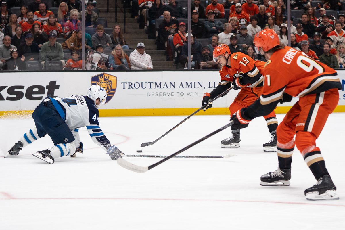 Anaheim Ducks Right Wing Troy Terry and Center Leo Carlsson (91) have a two on one on offense during an NHL hockey game against the Winnipeg Jets, Sunday November 9, 2025 in Anaheim, Calif.