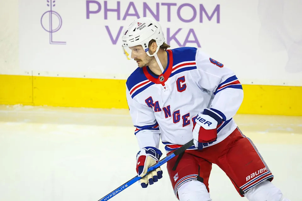 Jacob Trouba (© Sergei Belski-Imagn Images)