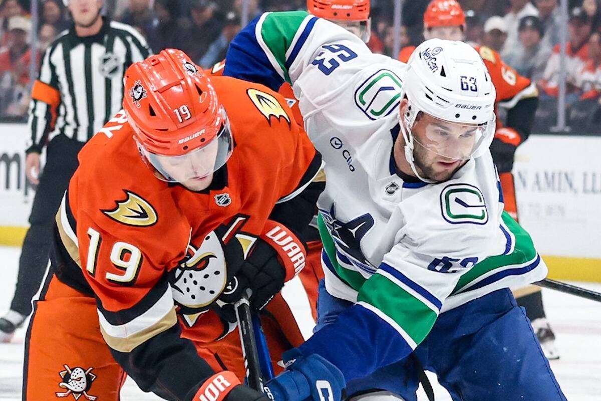 Vancouver Canucks forward Max Sasson, right, battles with Anaheim Ducks forward Troy Terry during NHL action Wednesday, Nov. 26, 2025 at the Honda Center in Anaheim, Calif. (https://x.com/Canucks photo)
