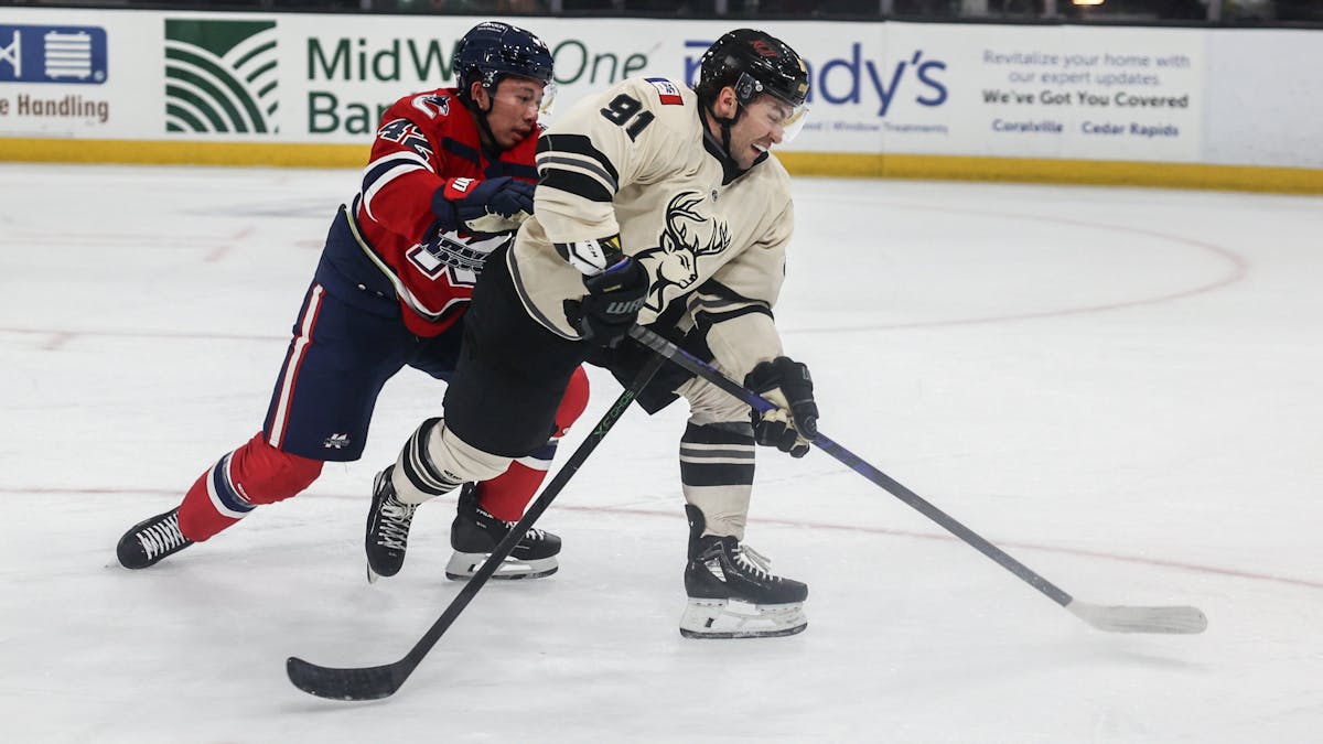 Wings pull ahead in third to beat Iowa, 5-1