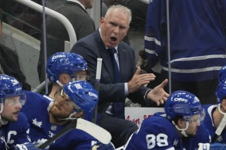 Oct 28, 2025; Toronto, Ontario, CAN; Toronto Maple Leafs head coach Craig Berube tries to motivate his team during the third period against the Calgary Flames at Scotiabank Arena. Mandatory Credit: John E. Sokolowski-Imagn Images