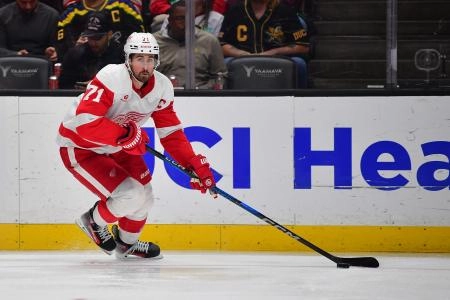 Nov 15, 2024; Anaheim, California, USA; Detroit Red Wings center Dylan Larkin (71) moves to the puck against the Anaheim Ducks during the third period at Honda Center.