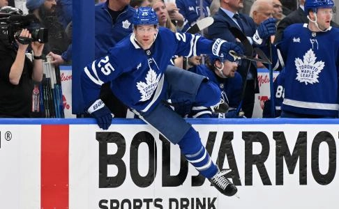 Apr 22, 2025; Toronto, Ontario, CAN; Toronto Maple Leafs defenseman Brandon Carlo (25) vaults the boards as he changes on the fly against the Ottawa Senators in the second period in game two of the first round of the 2025 Stanley Cup Playoffs at Scotiabank Arena Apr 22, 2025; Toronto, Ontario, CAN; Toronto Maple Leafs defenseman Brandon Carlo (25) vaults the boards as he changes on the fly against the Ottawa Senators in the second period in game two of the first round of the 2025 Stanley Cup Playoffs at Scotiabank Arena