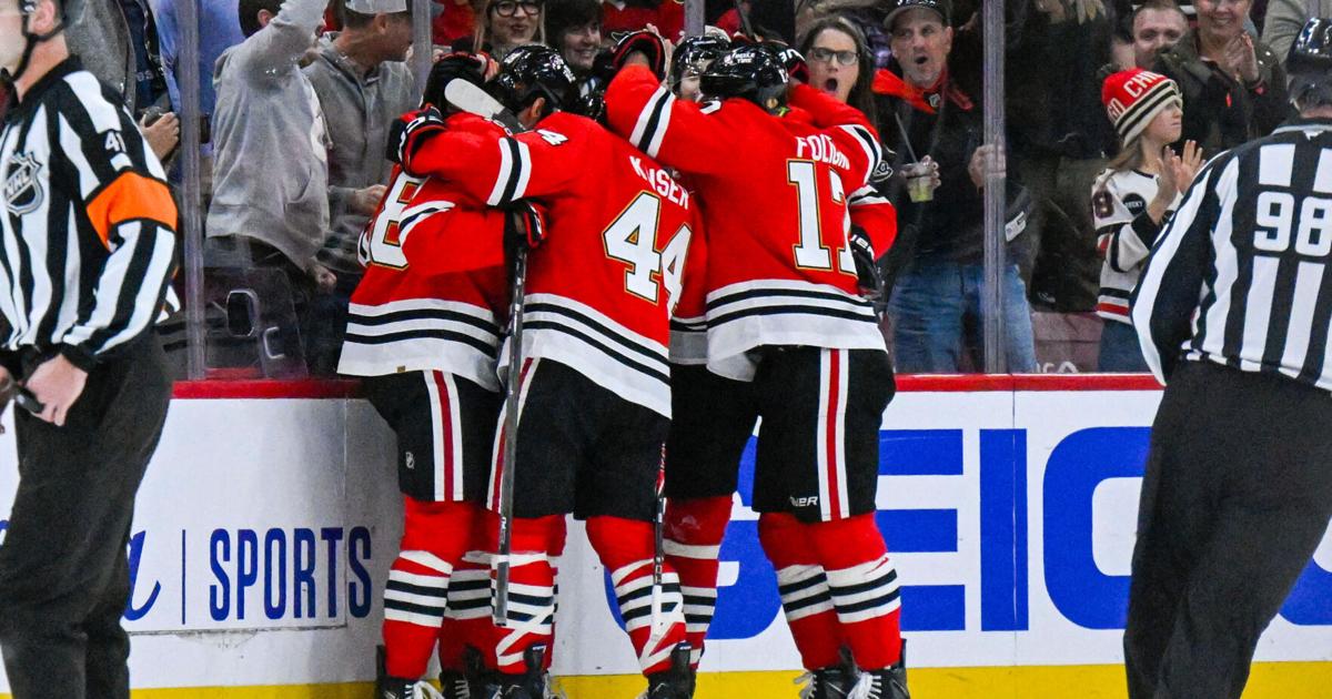 Dach scores late in 3rd period to lead Blackhawks to 3-2 win over Maple Leafs | Sports