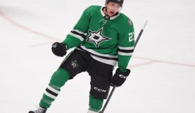 Robertson's natural hat trick leads Stars past Flyers 5-1 | Sports