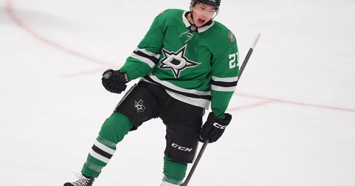 Robertson's natural hat trick leads Stars past Flyers 5-1 | Sports