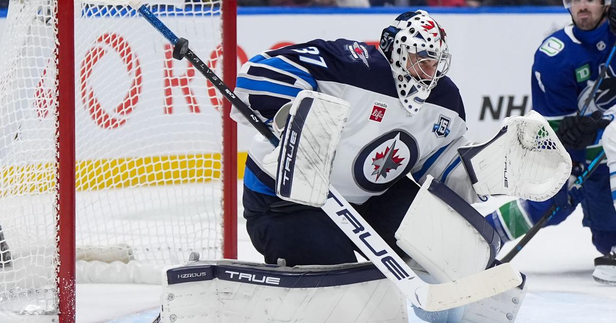 Jets goalie Hellebuyck to undergo arthroscopic procedure on his knee and miss 4 to 6 weeks | National Sports