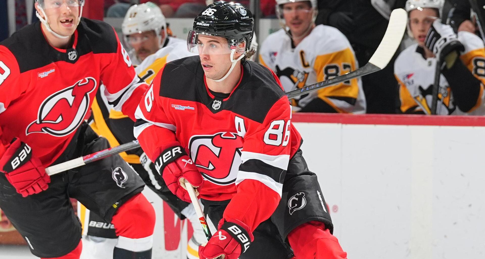 Devils beat the Penguins 2-1 in a shootout to take over 1st place in the Metropolitan Division