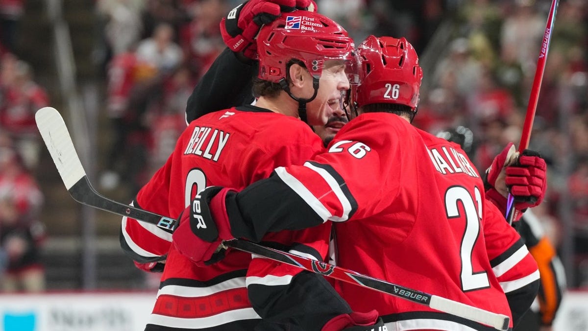 Carolina Hurricanes vs. Boston Bruins odds, tips and betting trends