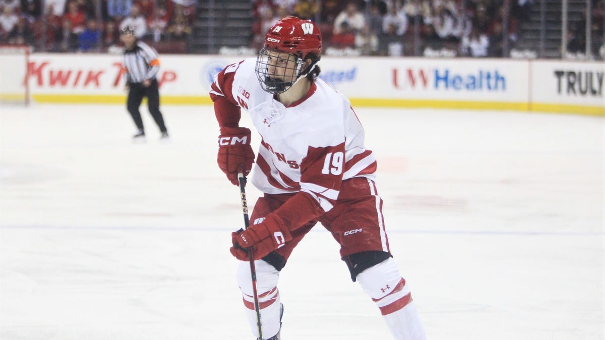 Wisconsin men's hockey completes sweep of Minnesota at Kohl Center