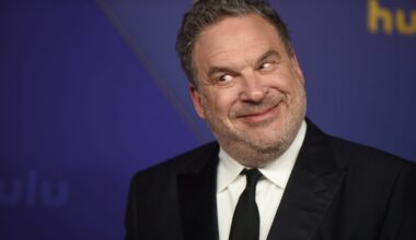 Detroit Red Wings share enthusiasm after victory with Jeff Garlin