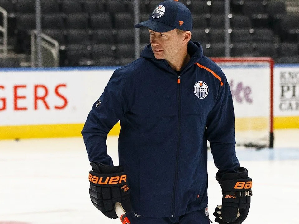  Assistant coach Glen Gulutzan speaks during Edmonton Oilers Training Camp at Rogers Place in Edmonton, on Wednesday, Sept. 18, 2019.