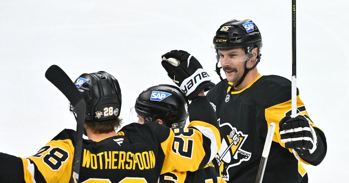Crosby, Malkin score as Penguins shut out Predators in Stockholm