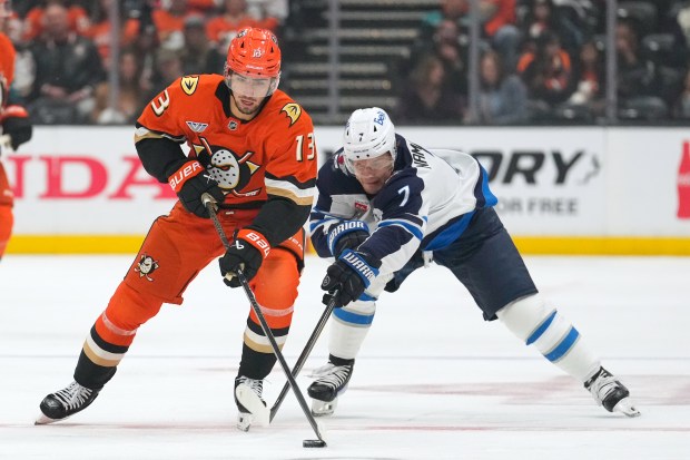 Winnipeg Jets center Vladislav Namestnikov, right, reaches in on Ducks...