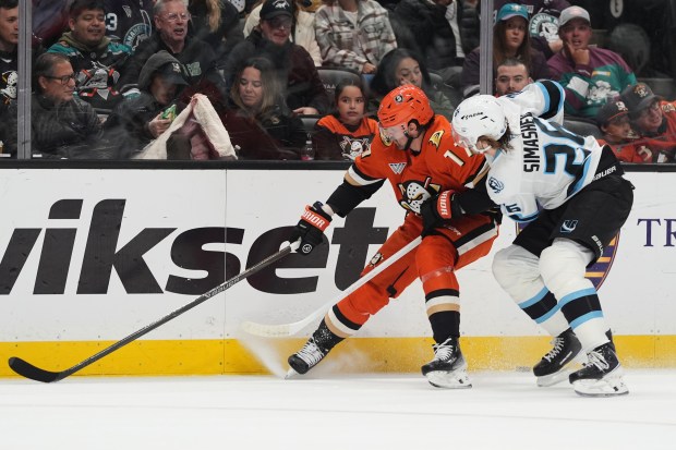 Utah Mammoth defenseman Dmitri Simashev, right, and Ducks left wing...