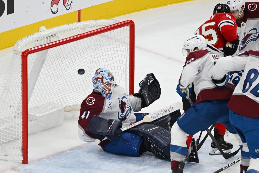 Scott Wedgewood, red-hot Avalanche keep rolling, fend off Blackhawks despite another slow start – The Denver Post