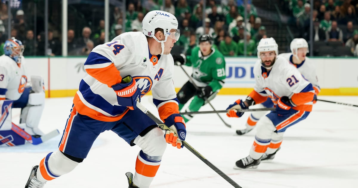 Bo Horvat scores before being ejected as New York Islanders hold on to beat Dallas Stars
