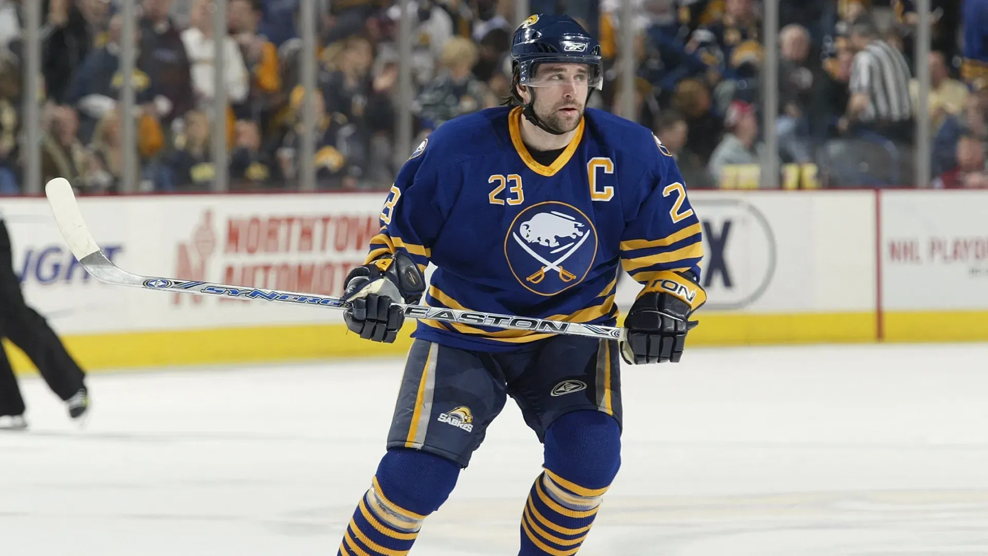 Chris Drury #23 of the Buffalo Sabres in 2007. (Source: Rick Stewart/Getty Images)
