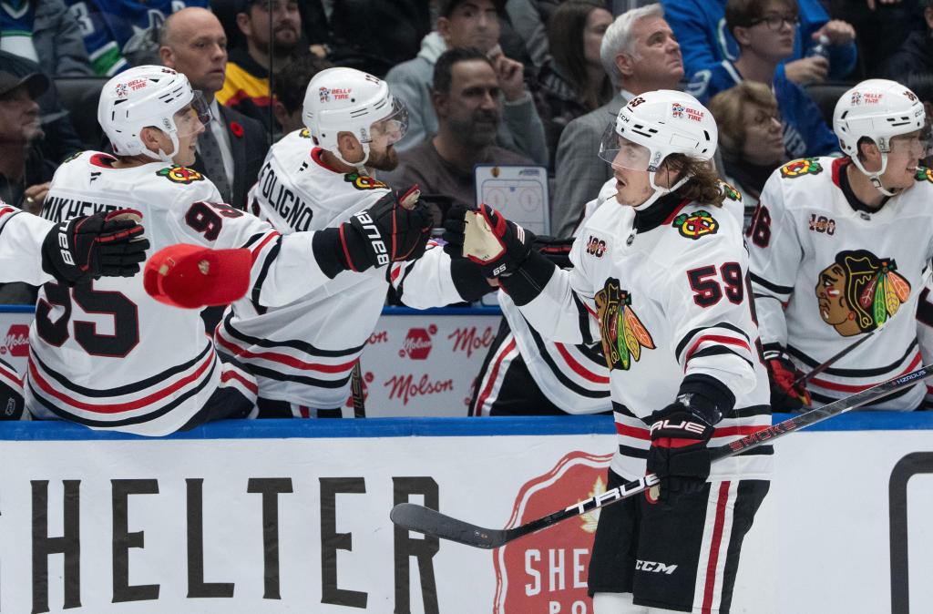 Tyler Bertuzzi’s 3rd-period hat trick leads the Chicago Blackhawks past the Vancouver Canucks 5-2 – Chicago Tribune
