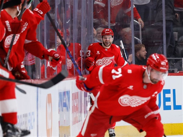 DeBrincat scores in overtime as Red Wings beat Blue Jackets 4-3