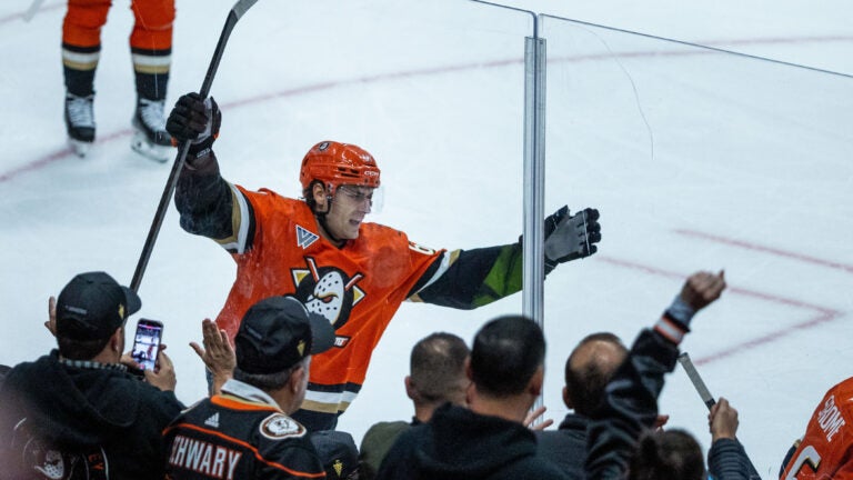 Ian Moore scores tiebreaking goal in Ducks' 4-3 win over Bruins
