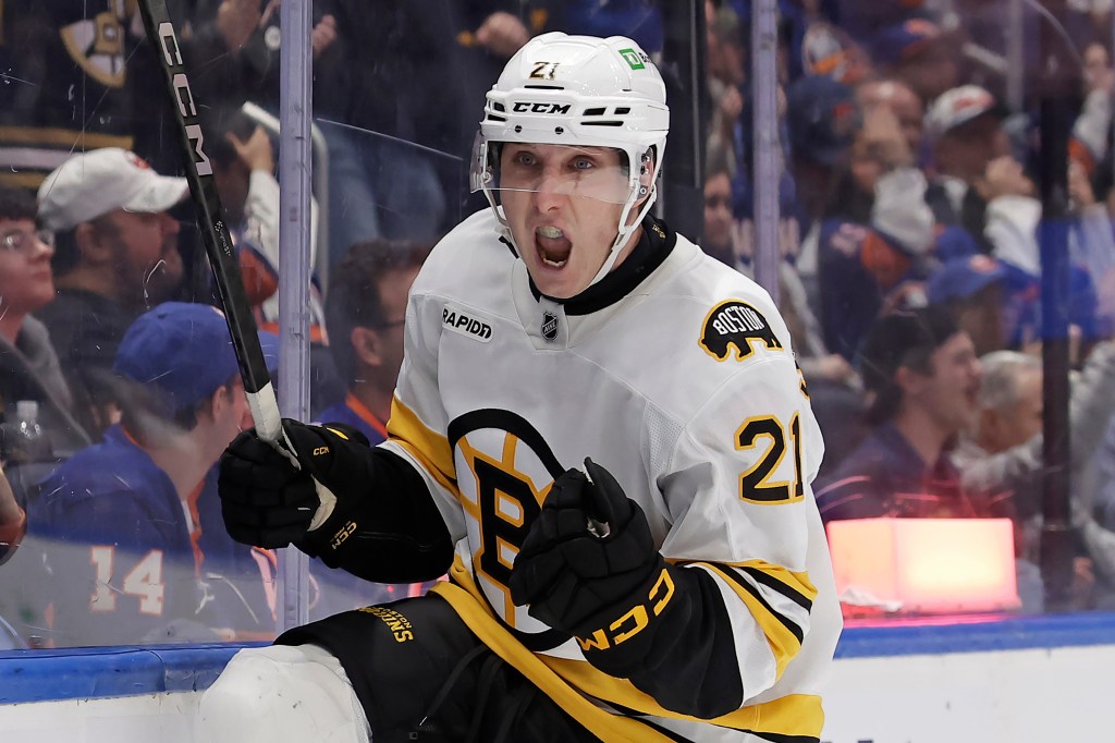 Jeremy Swayman leads Bruins in 3-1 win over Islanders